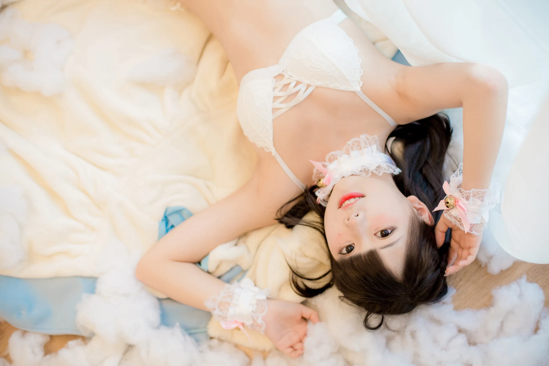 白色软绵绵少女 [28P]